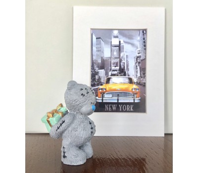 Ведмедик Тедді Статуетка з подарунком в лапках.