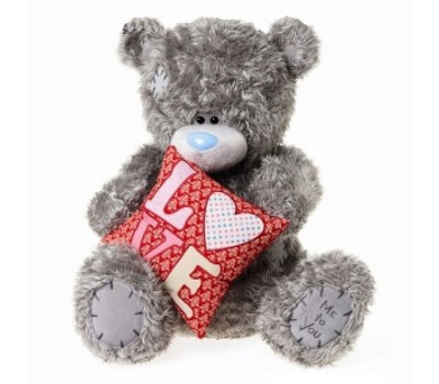 Ведмедик Тедді тримає подушку з написом LOVE
