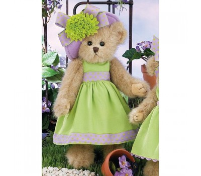 Ведмедик Беррінгтон в ніжно-зеленій сукні.